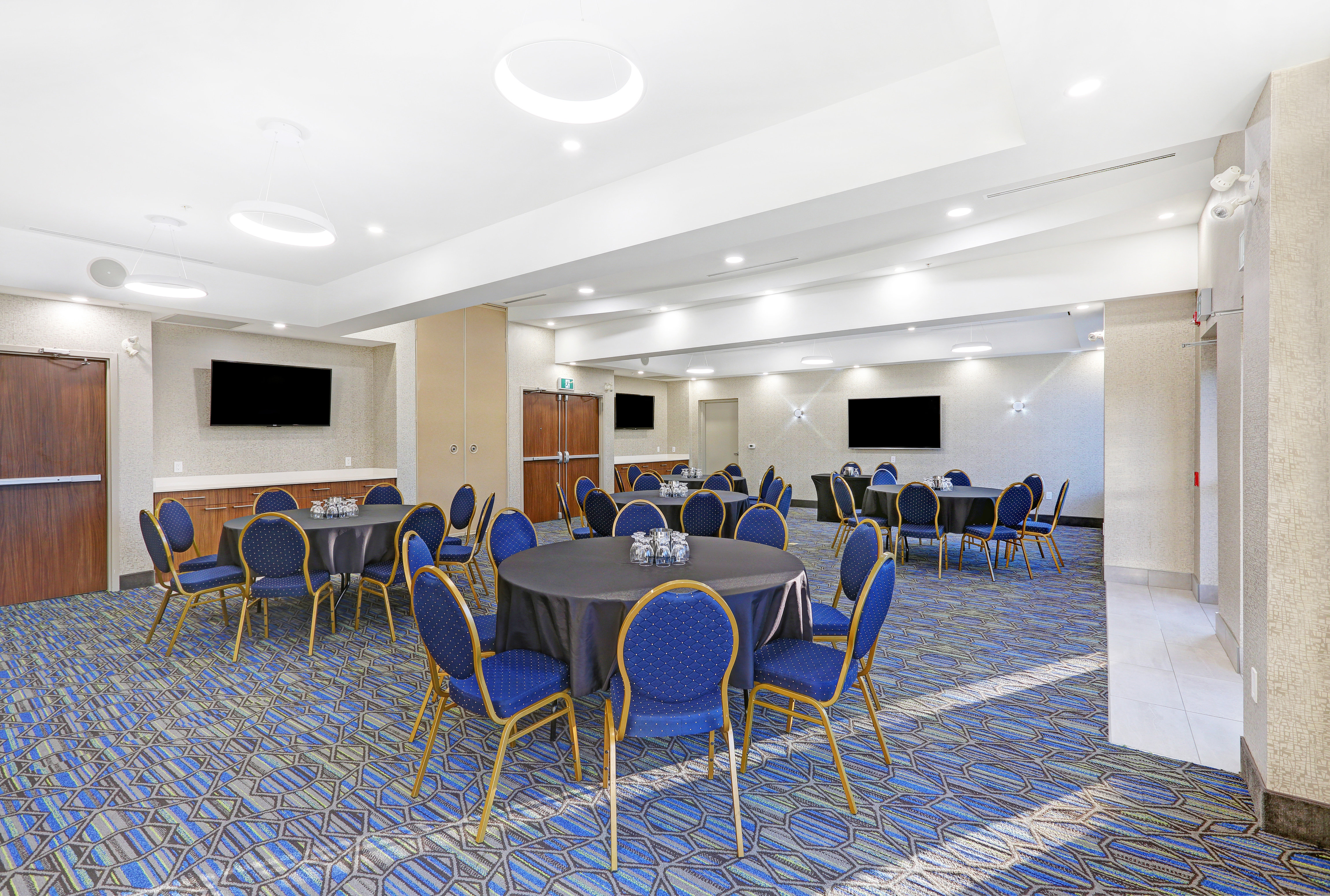 Holiday Inn Express Hotel Suites Woodstock South 59/67