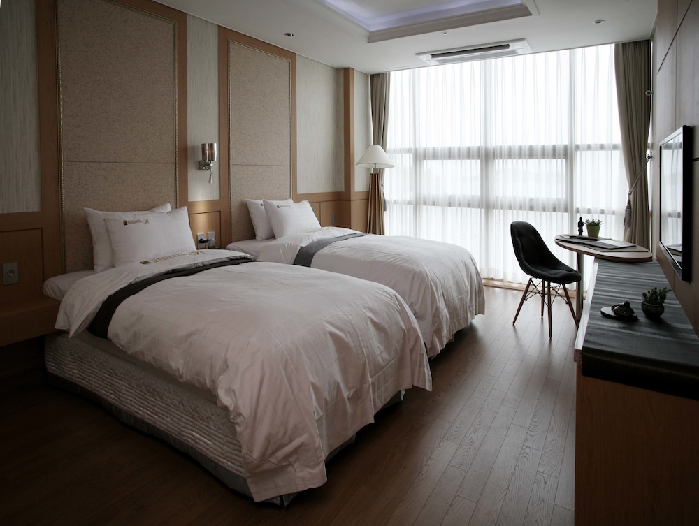 SUPERIOR, TWIN BEDS, OCEAN VIEW