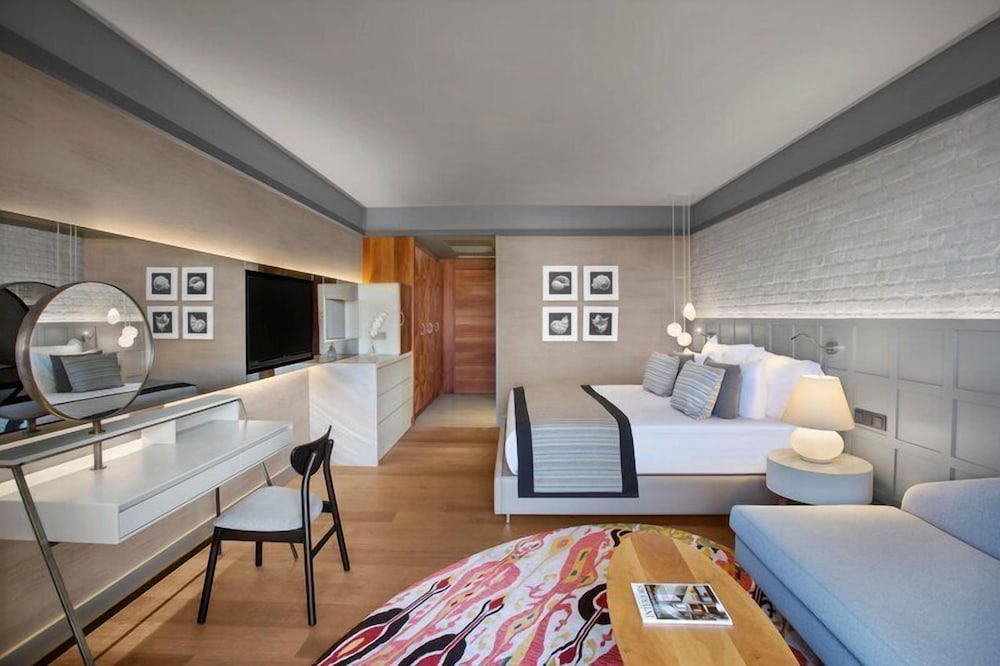 Acanthus and Cennet Barut Collection