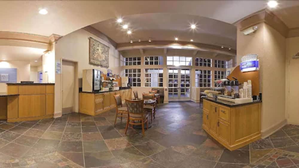 Holiday Inn Express Monterey Cannery Row 52/66