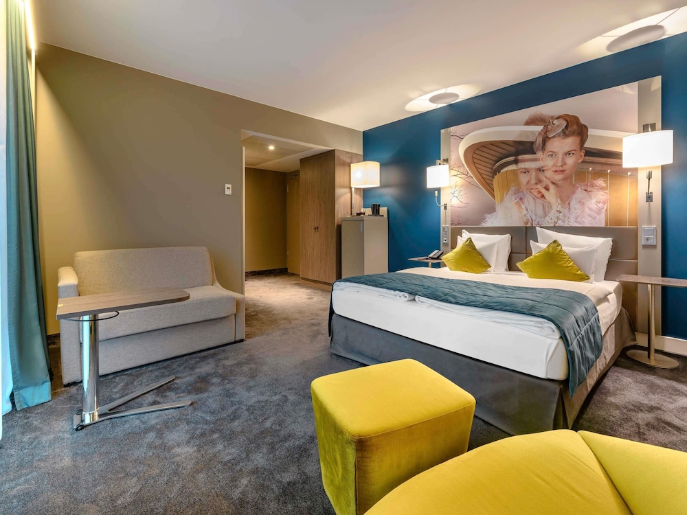 SUPERIOR, QUEEN BED, SOFA