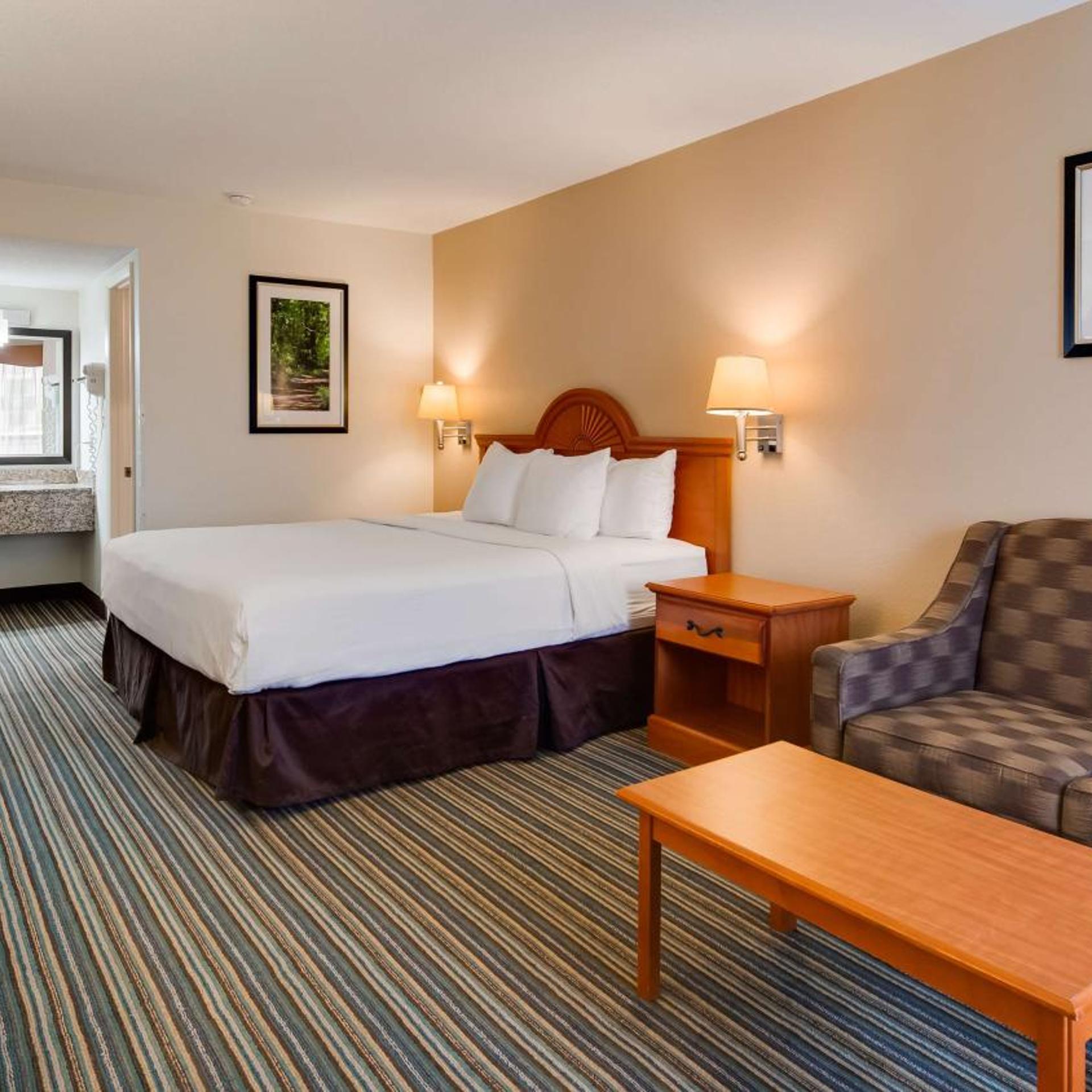 غرفة بسرير كينج يُسمح فيها بالحيوانات الأليفة للمدخنين، Best Western Of Murphy 3/8