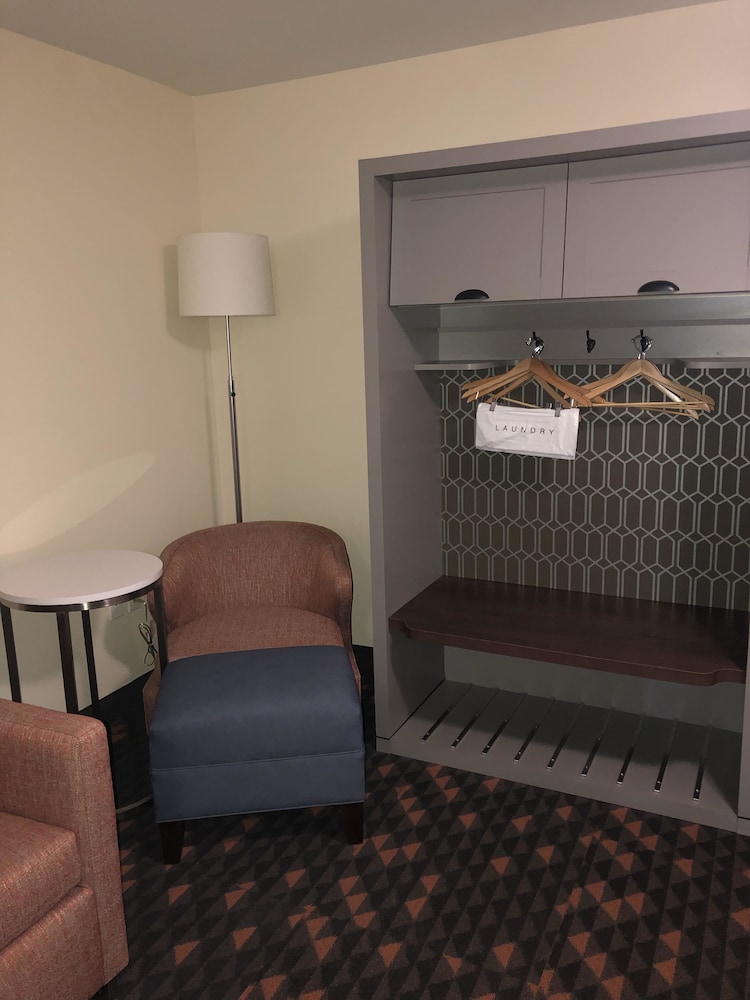 Holiday Inn & Suites Mount Pleasant 24/64