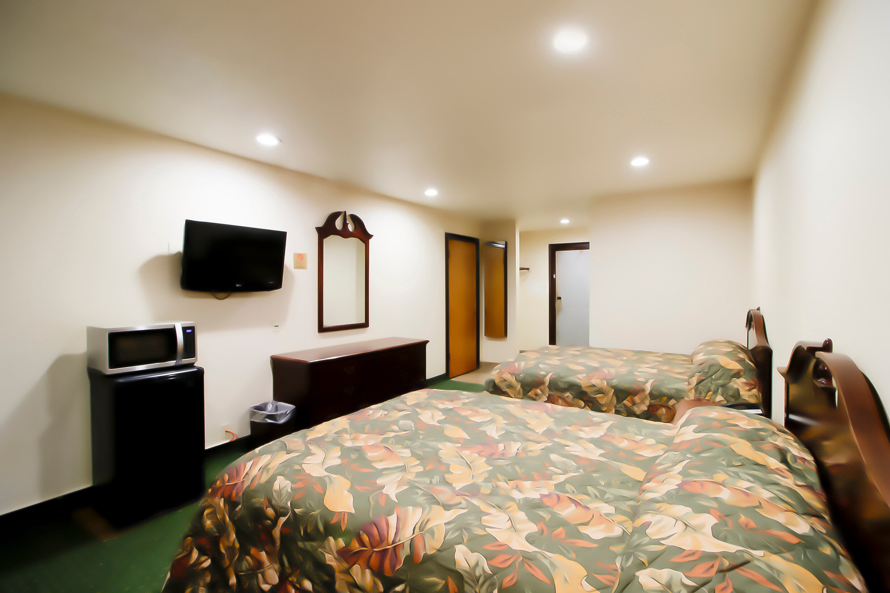 OYO Pinewood Inn & Suites Silsbee 10/20