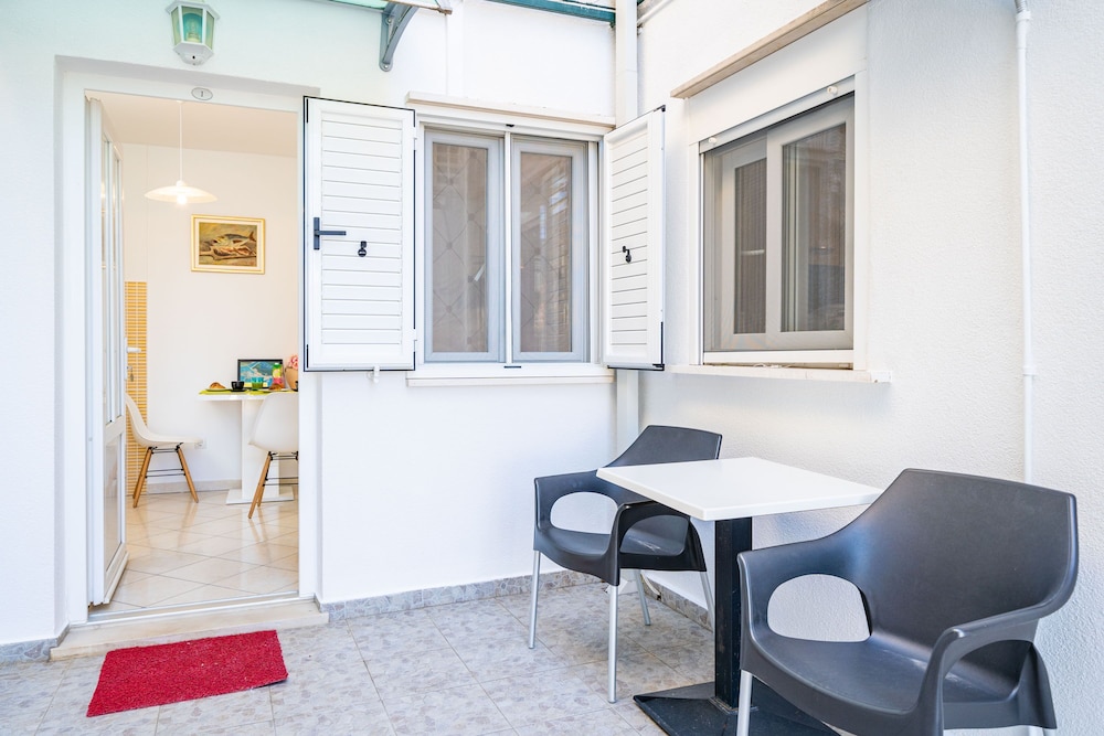 Jele Rooms 32/50