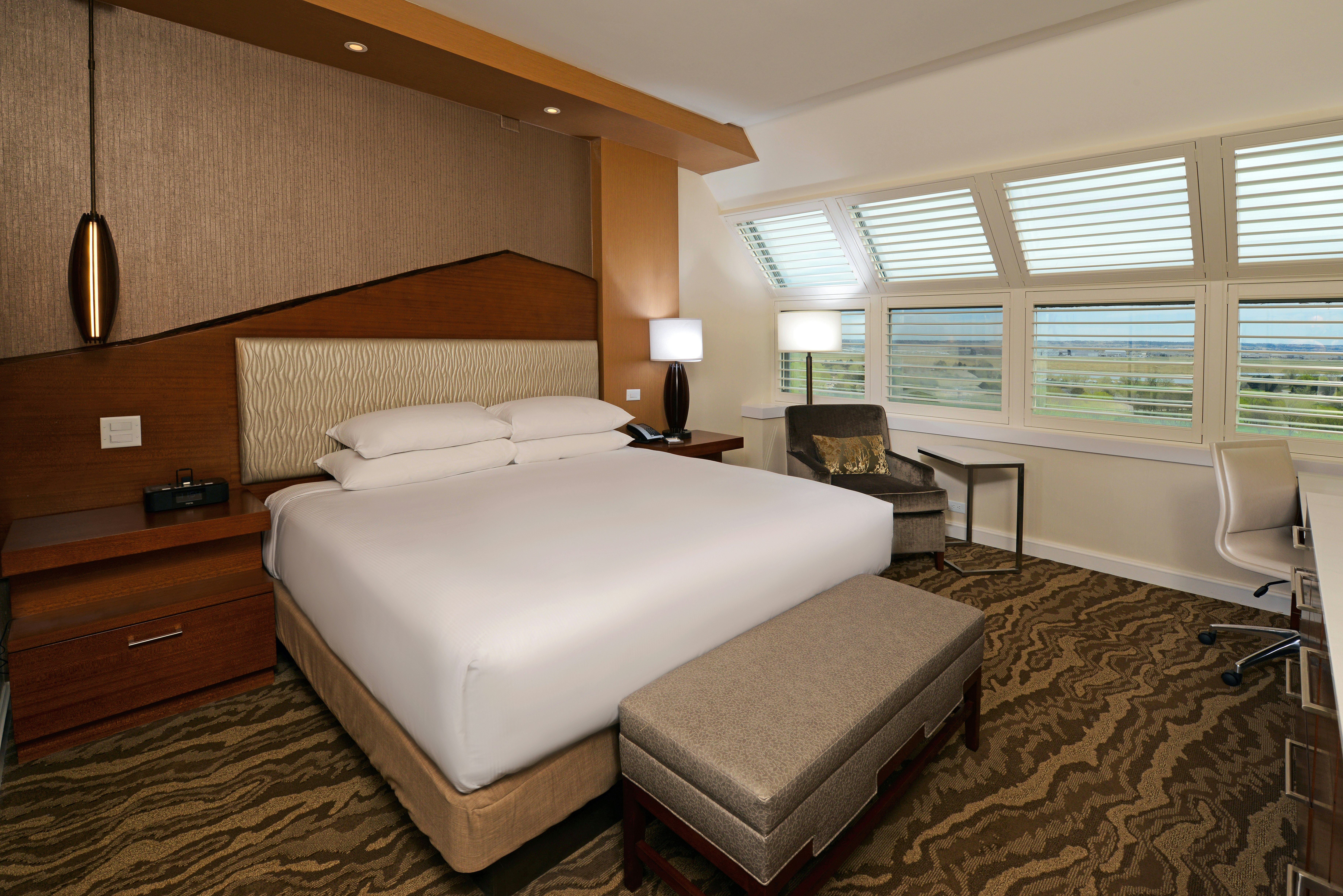 غرفة تنفيذية بسرير كينج، The Inverness Denver, a Hilton Golf & Spa Resort 3/5