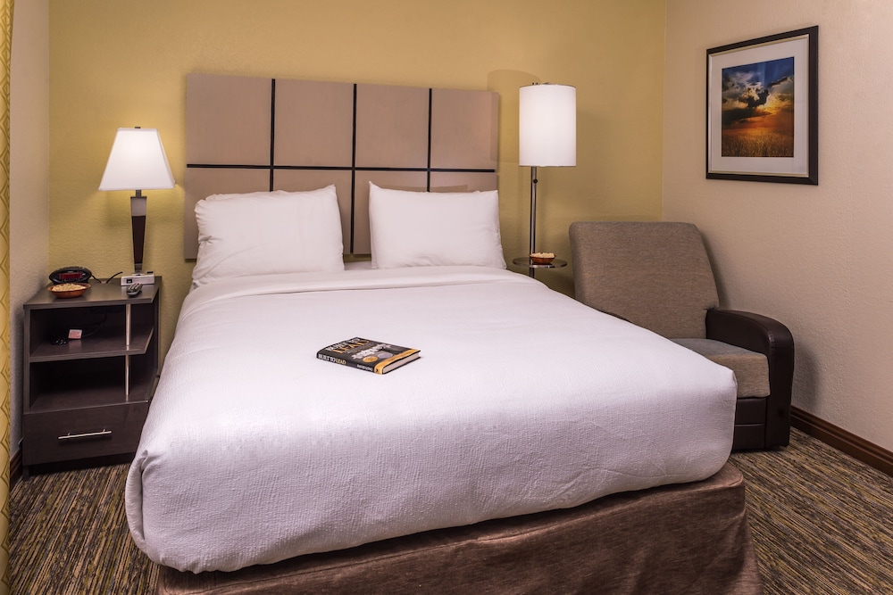 Candlewood Suites Kansas City 18/53