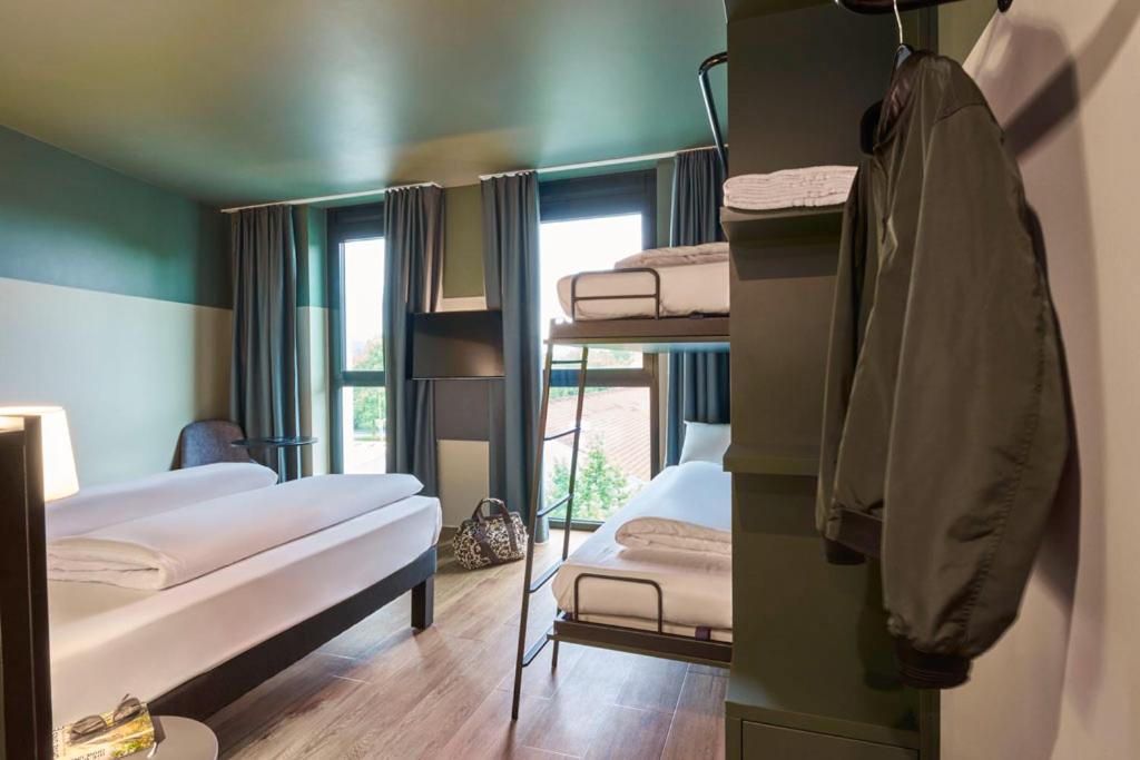 غرفة عائلية بسرير مزدوج وسرير بطابقين، Ibis Styles Singen 2/5