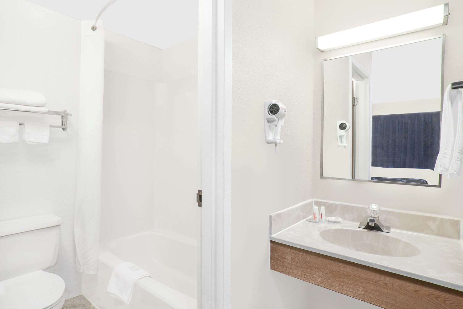 Super 8 by Wyndham Middletown 24/24