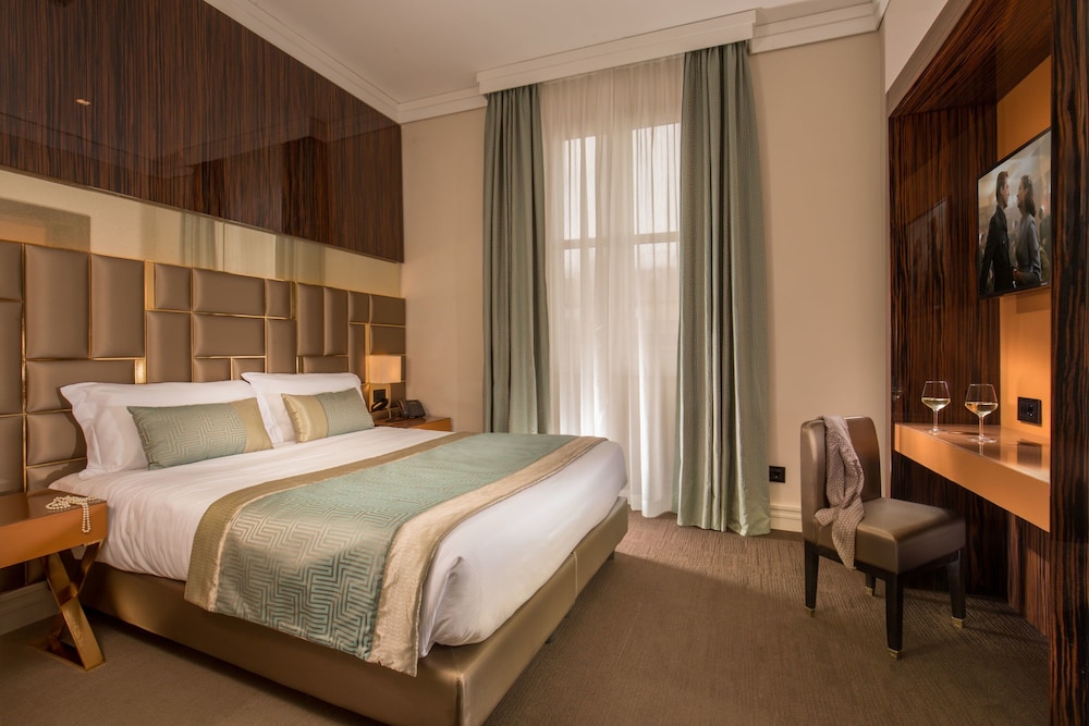 غرفة كلاسيكية بسرير مزدوج