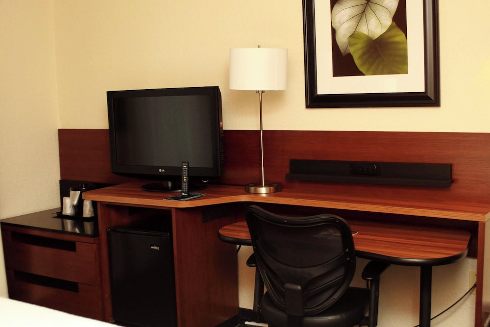 Fairfield Inn Suites Fairmont 16/19
