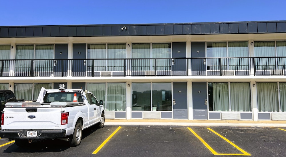 Super 8 by Wyndham Riverside AL 28/44
