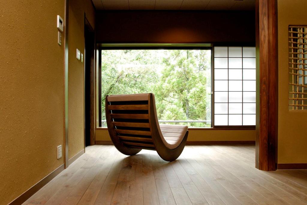 غرفة بسريرين منفصلين بمنطقة جلوس بحوض استحمام، Ryokan Sumiya Kihoan 4/4