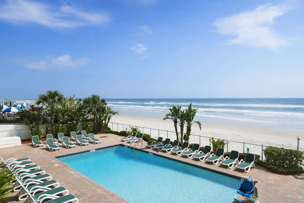 Days Inn by Wyndham Daytona Oceanfront 1/37