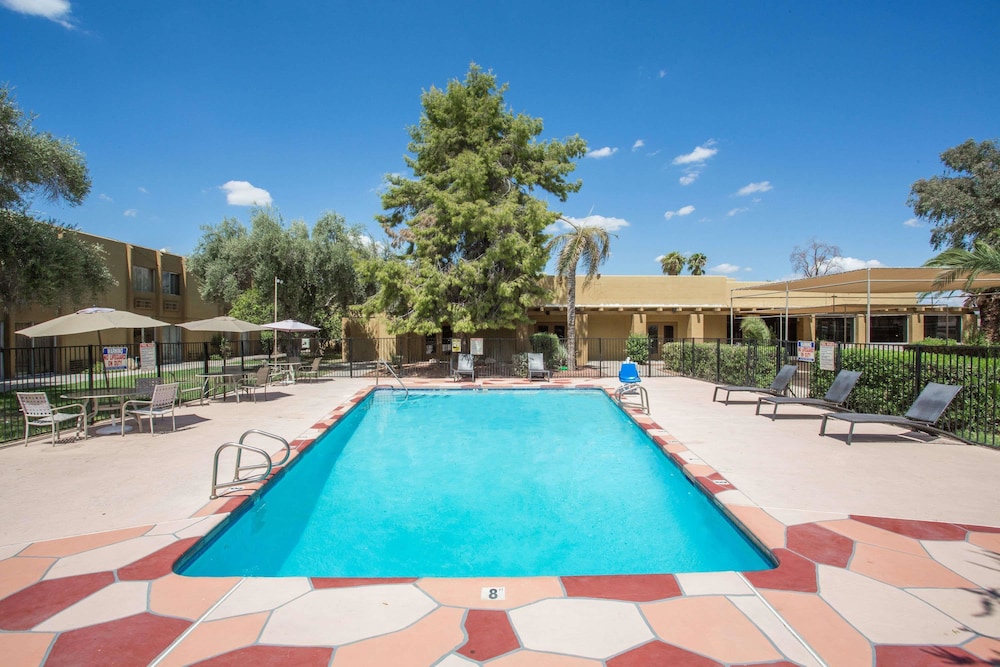 Days Hotel By Wyndham Peoria Glendale Area 2/24