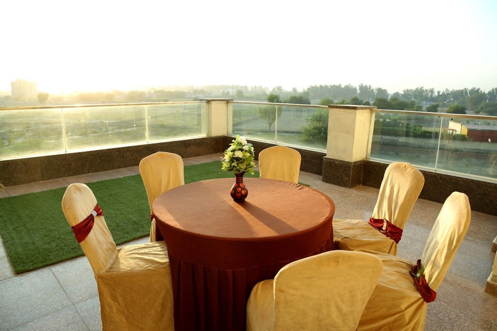 Hotel The Royal Bharti 20/38