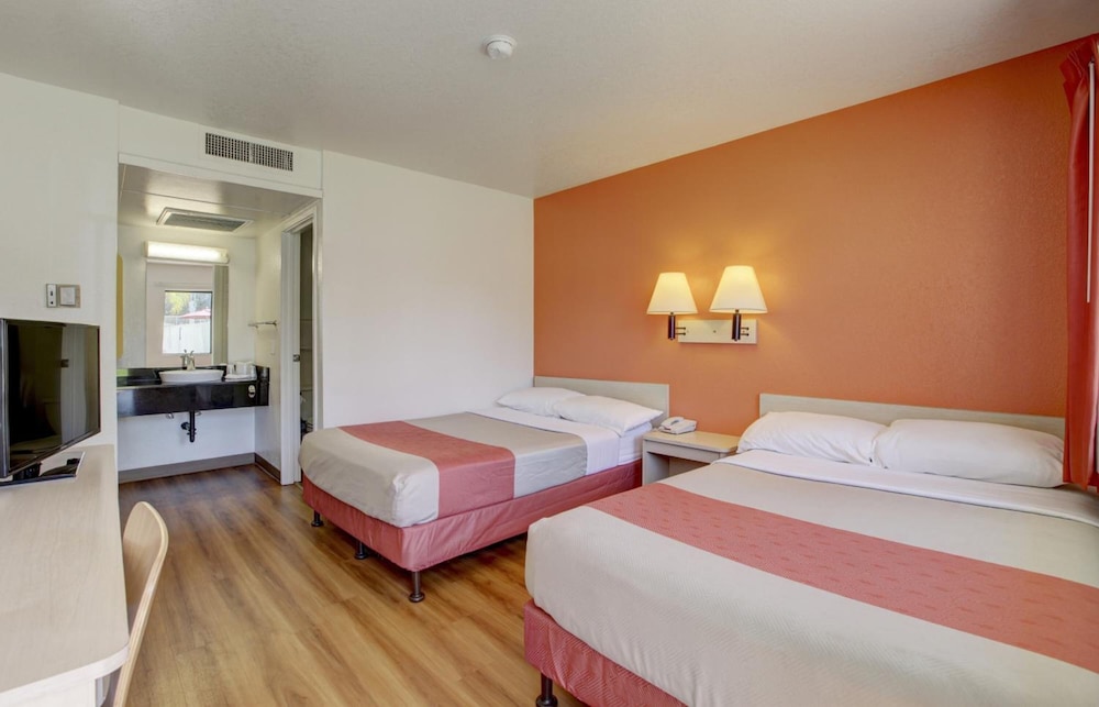 Motel6 Corona, CA - Norco 20/70