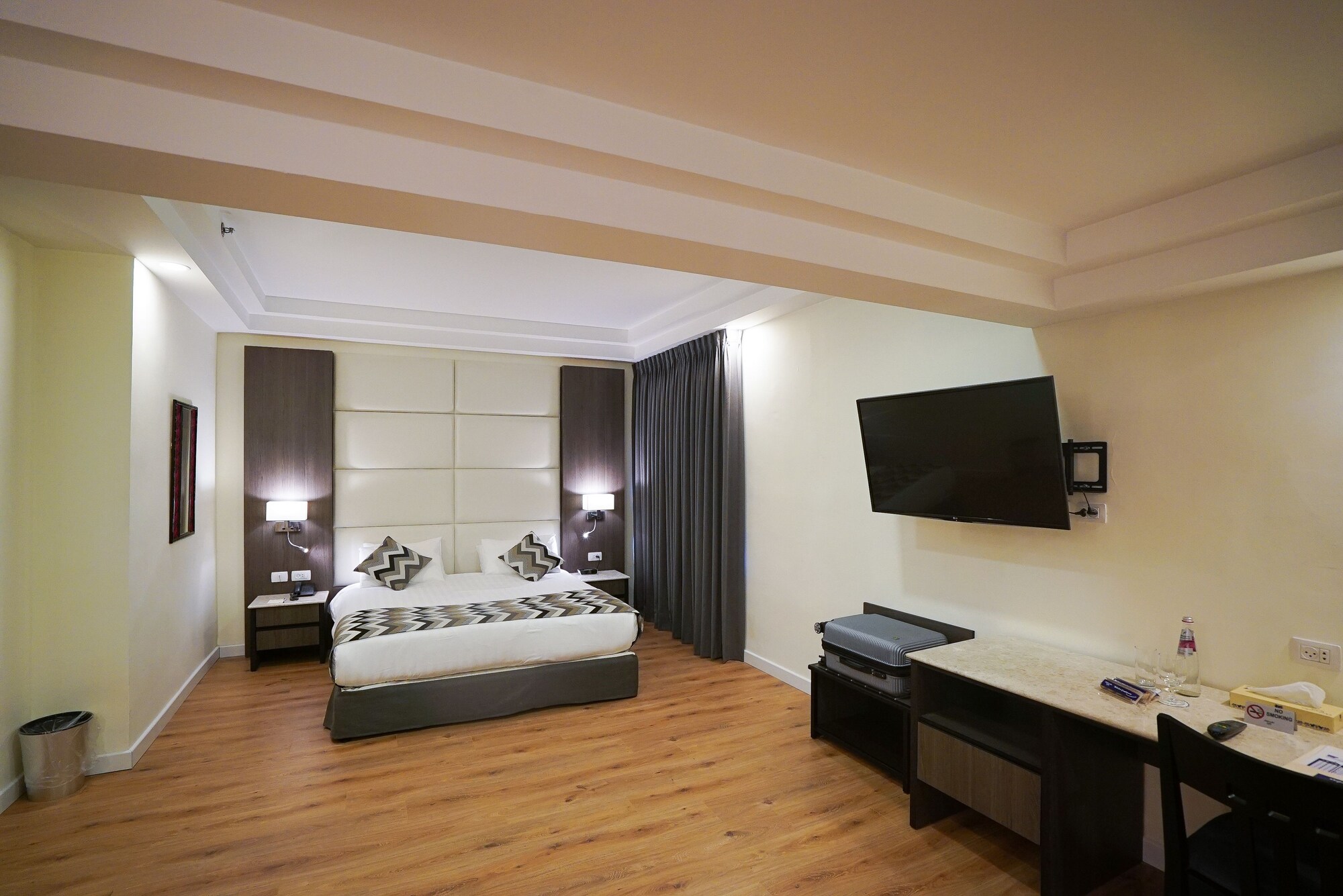 JUNIOR SUITE, KING BED, CITY VIEW, BALCONY