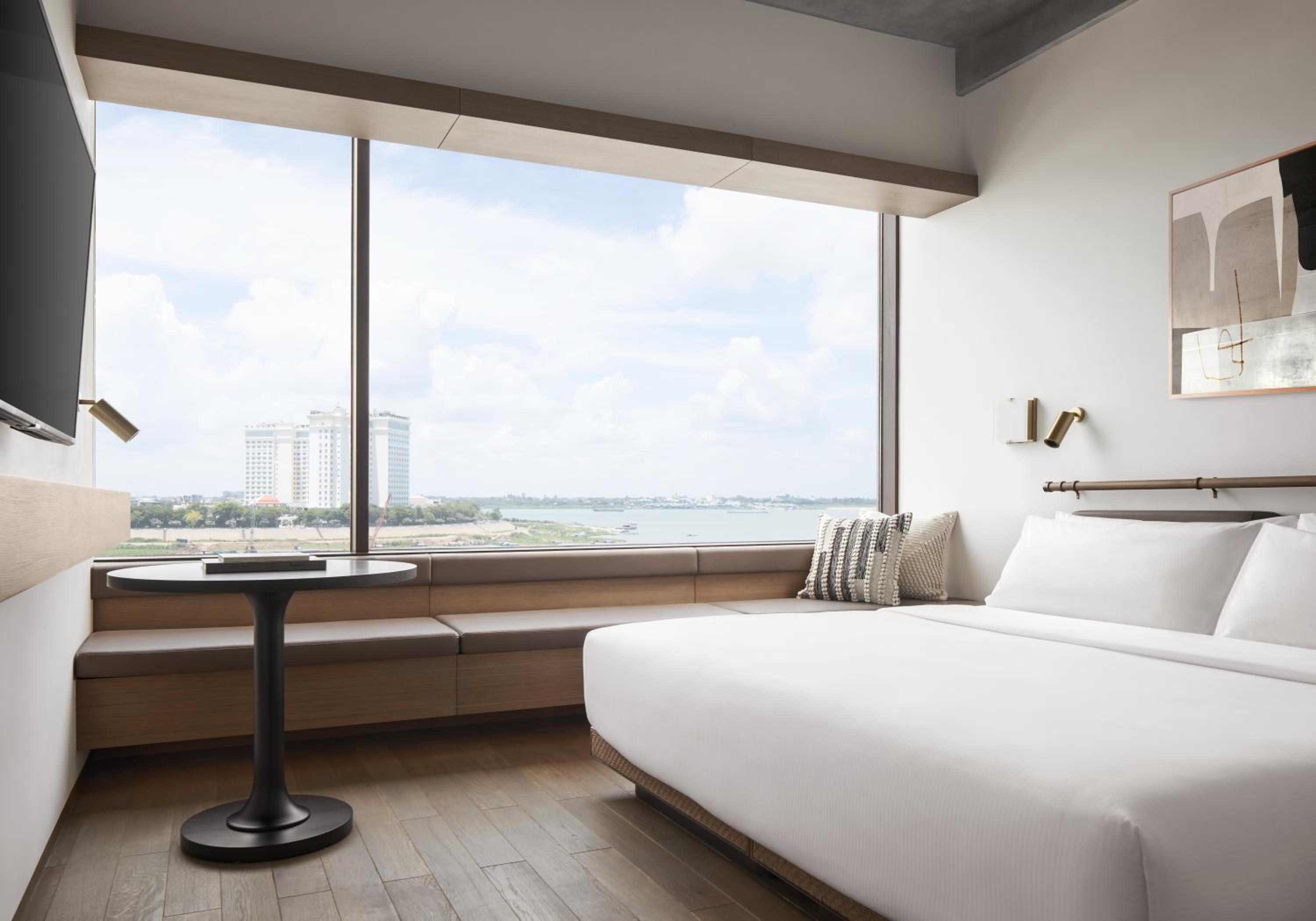 RIVER, DELUXE, KING BED