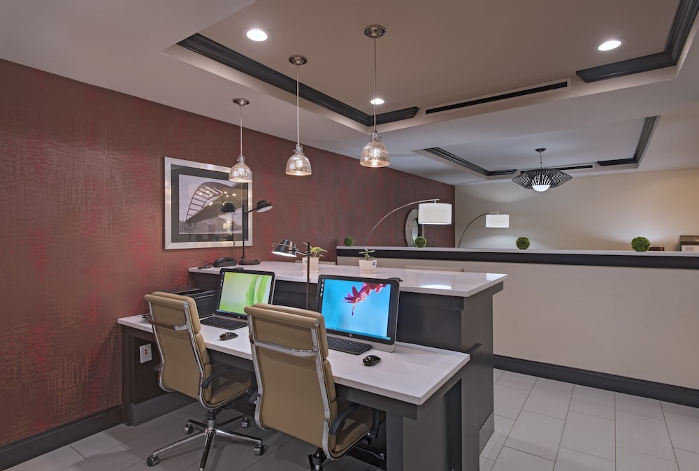 Holiday Inn Express Suites Austin Nw Four Points 48/51