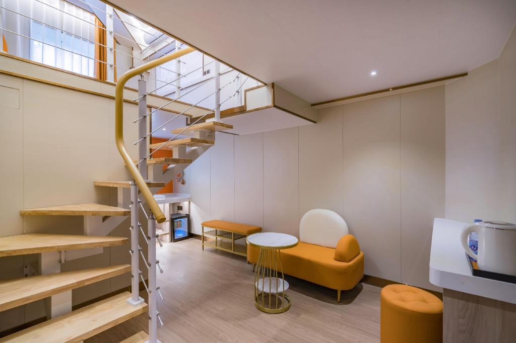 Dequan Luxury Hotel (Chaoyang High speed Railway Station Shilibao Subway Station Branch) 25/50