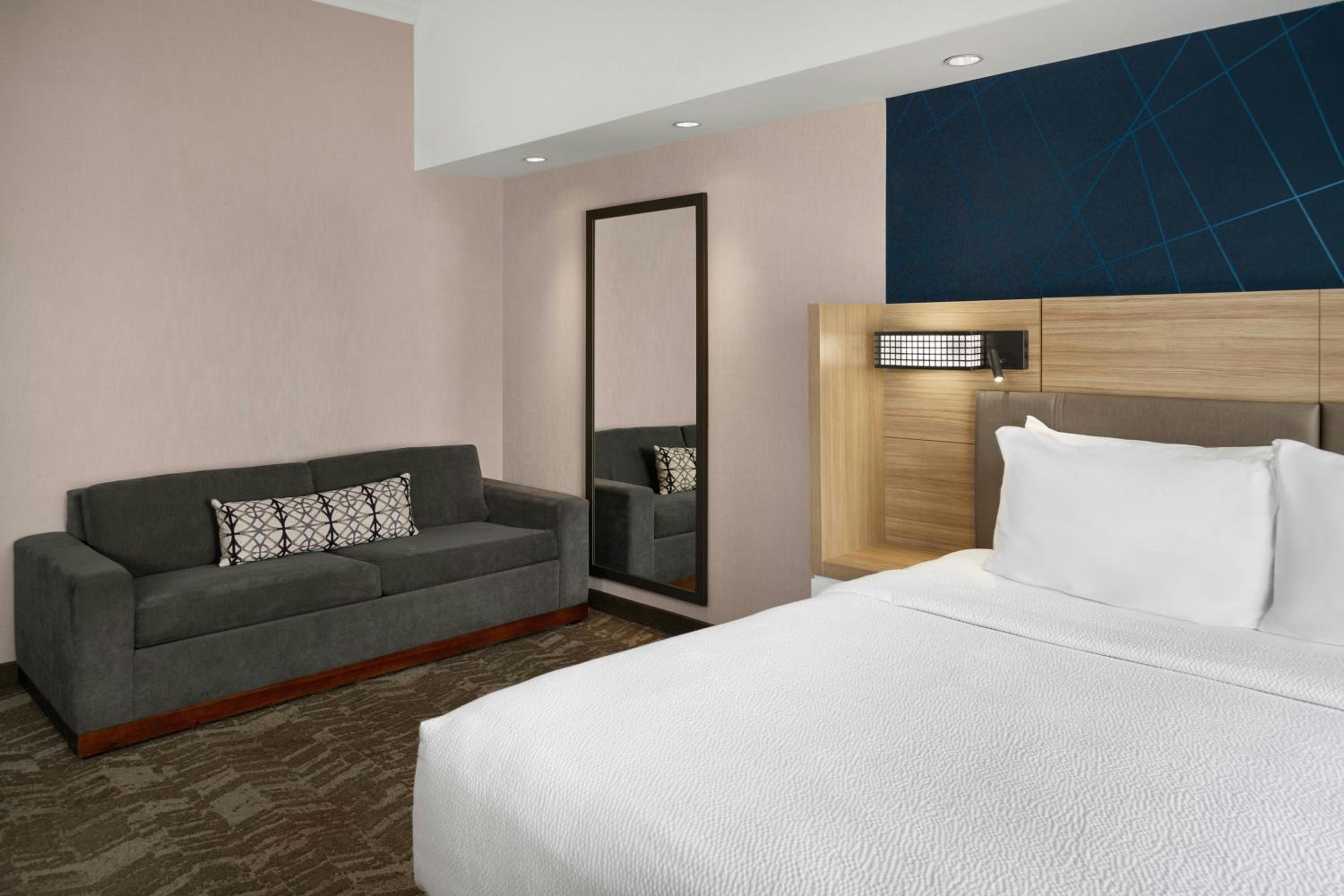 Suite, King Bed, Trundle Bed, Sofa, Accessible