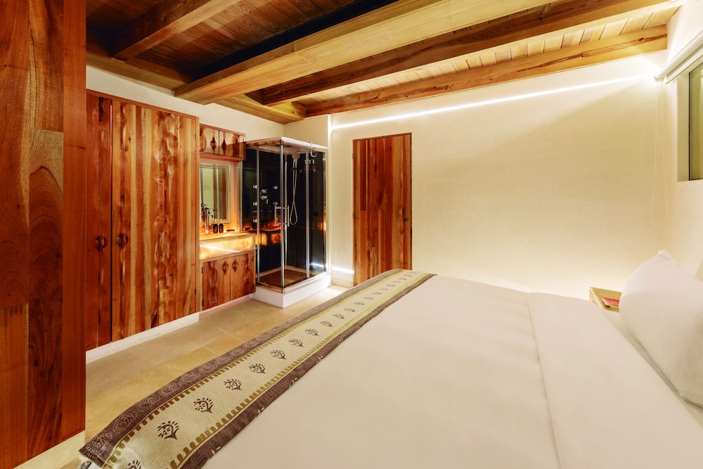 2 Bedrooms, Family Suite, 2 King Beds
