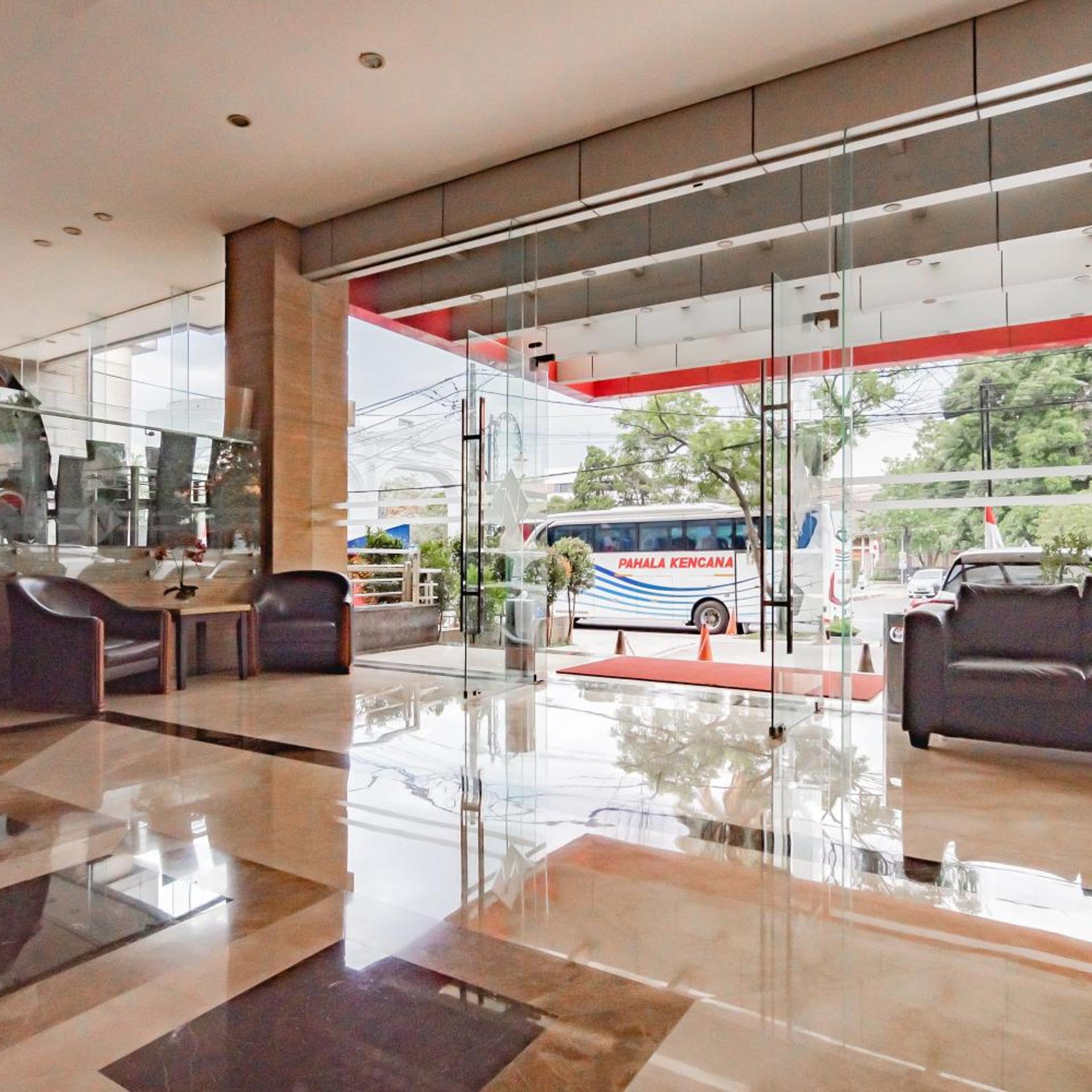 Urbanview Hotel Newton Riau Bandung 40/55