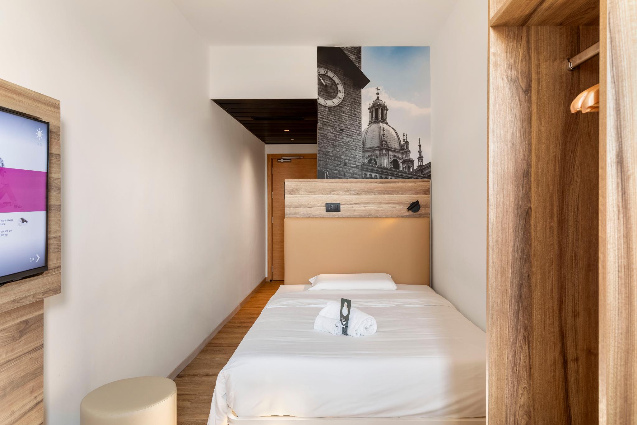 ROOM, SINGLE