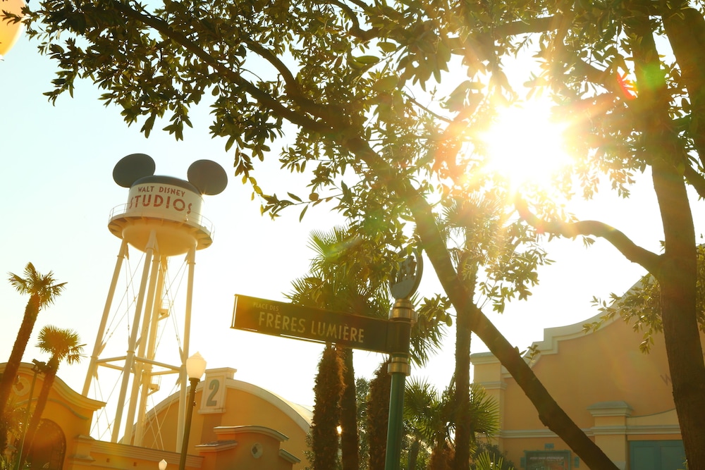 Disney S Hotel Cheyenne 44/46