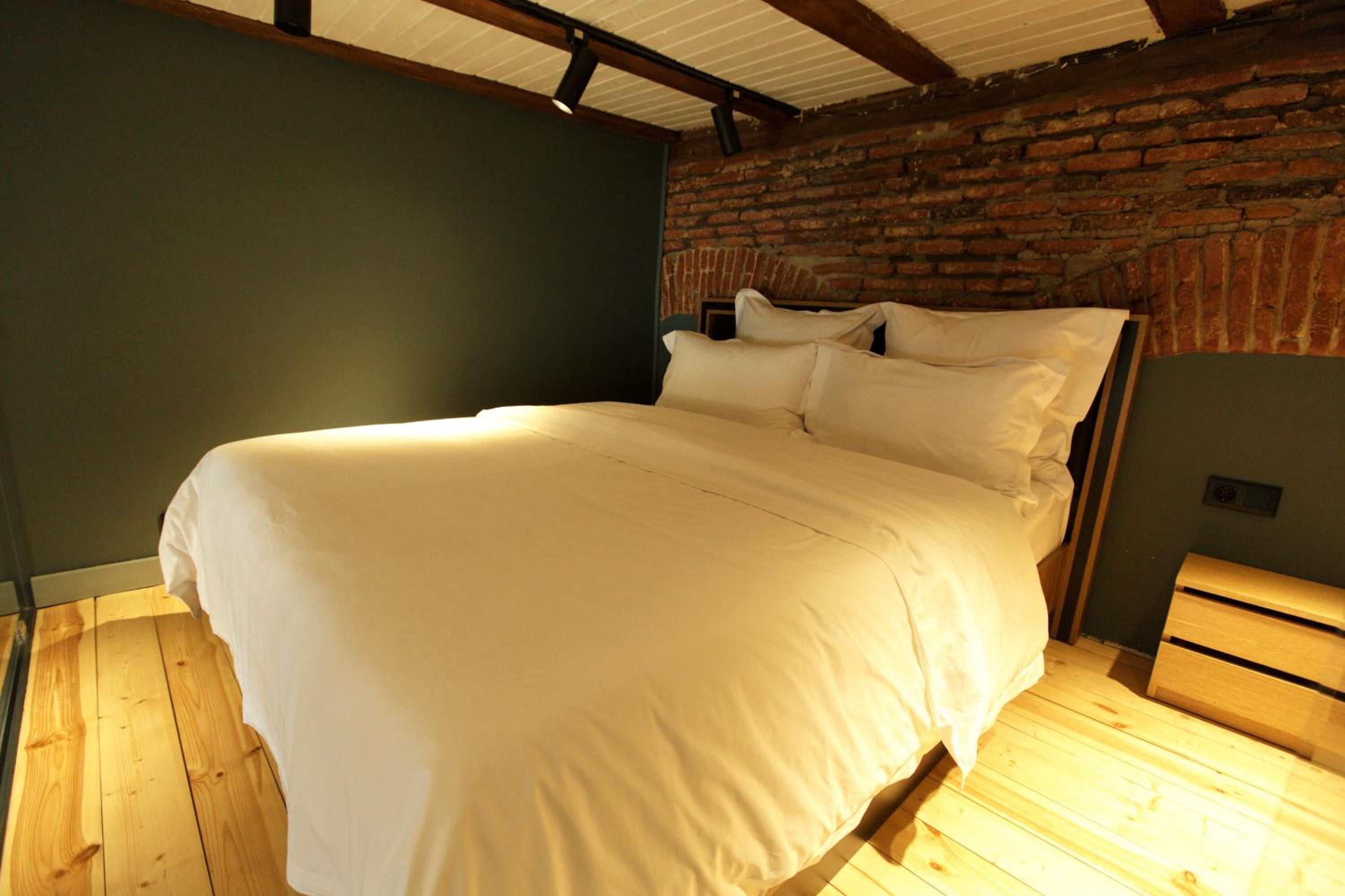 Studio, King Bed