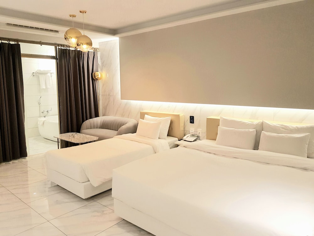 Hotel Wanted 18/70