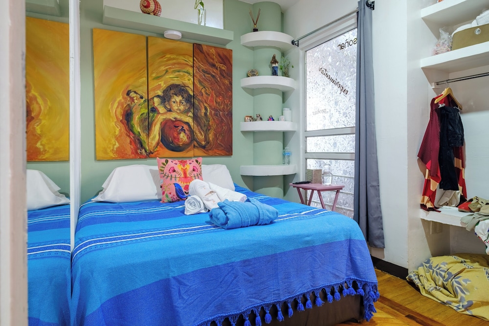 Queen Bed, No Window, Private Bathroom