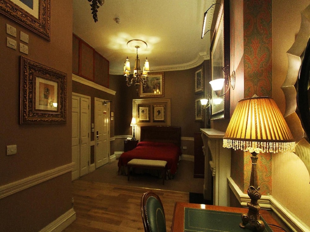 Opulence Centra London Hotel 47/75