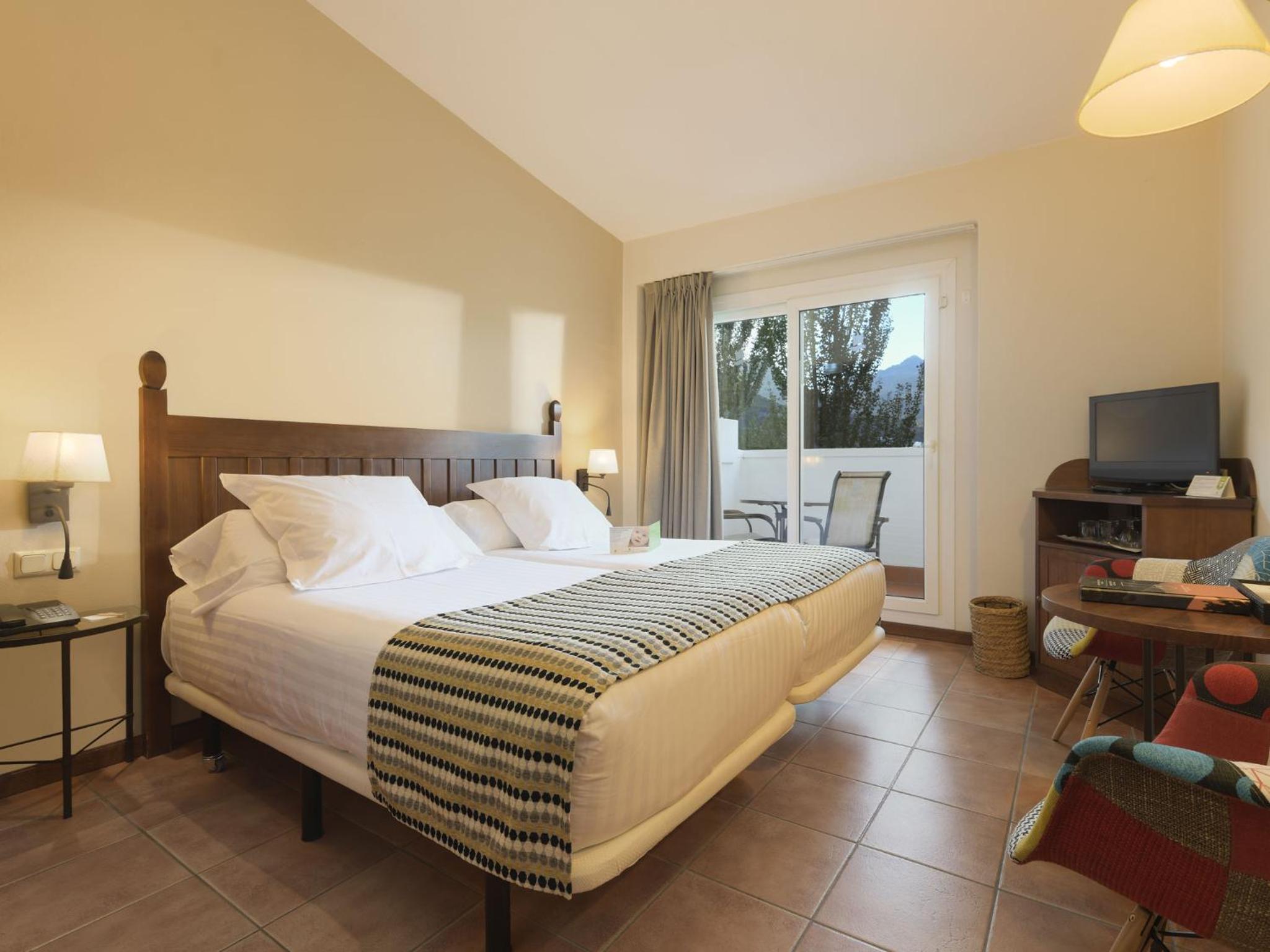Room, Twin Beds, Mountain View