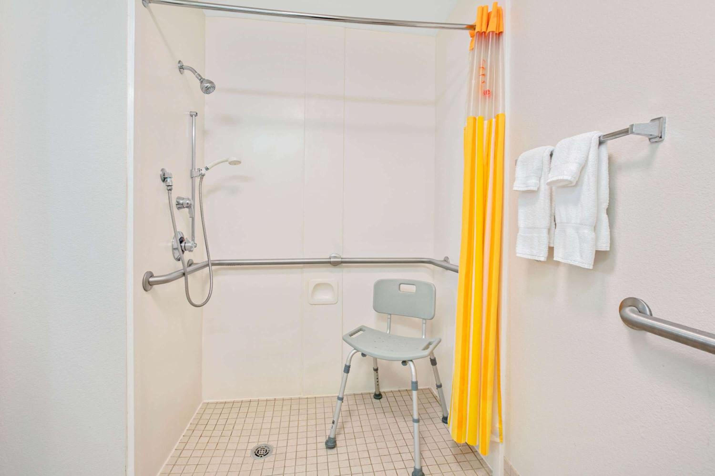 غرفة بسرير مزدوج بحوض استحمام لذوي الإعاقة، La Quinta Inn & Suites by Wyndham DFW Airport South / Irving 8/8