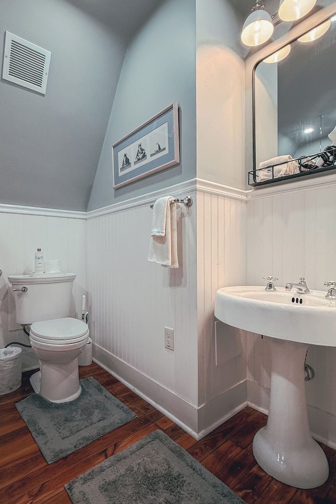 South Broadway Manor Bed and Breakfast 71/72