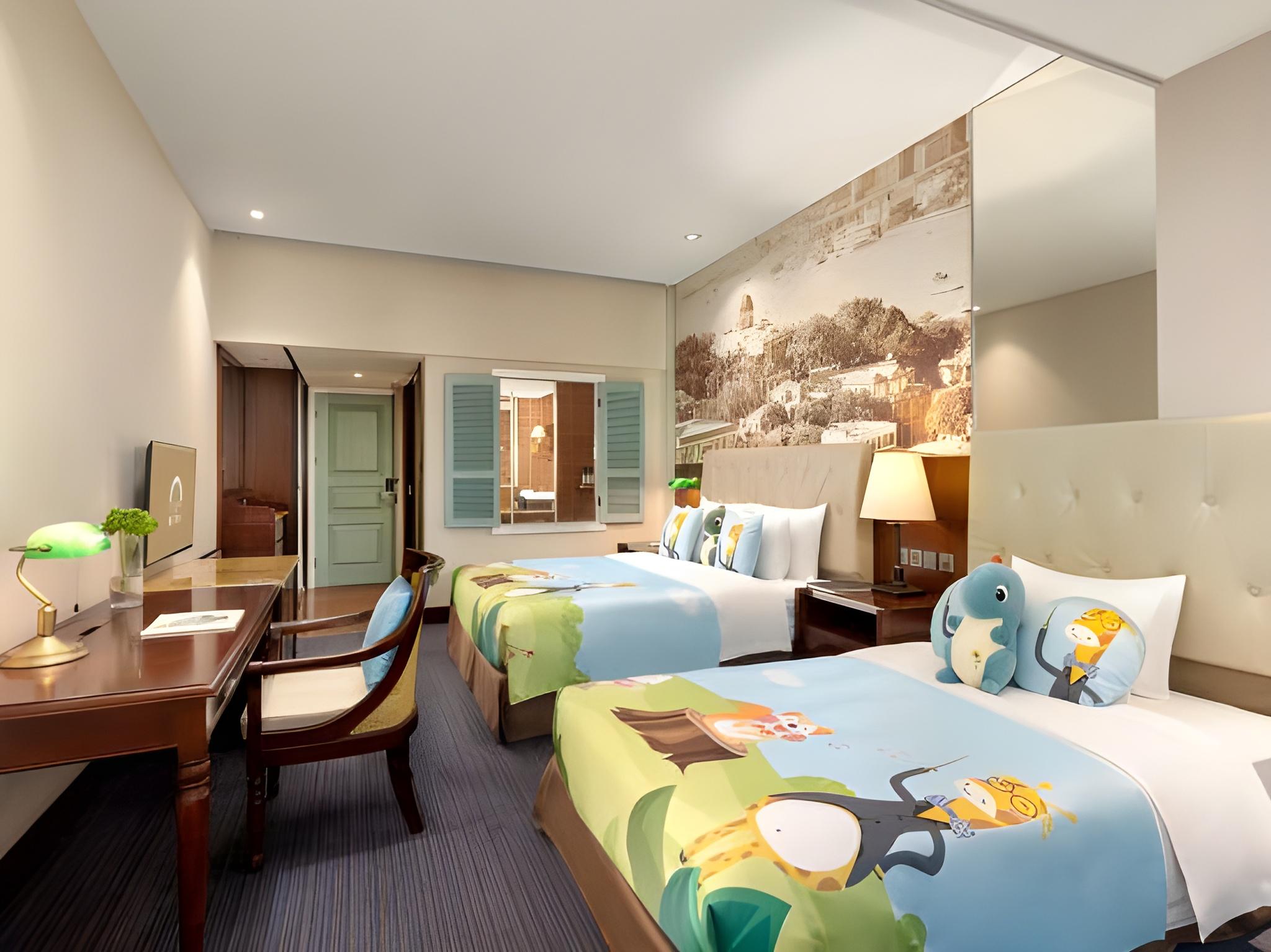 Theme, Forest, Family, 1 Queen and 1 Single Bed