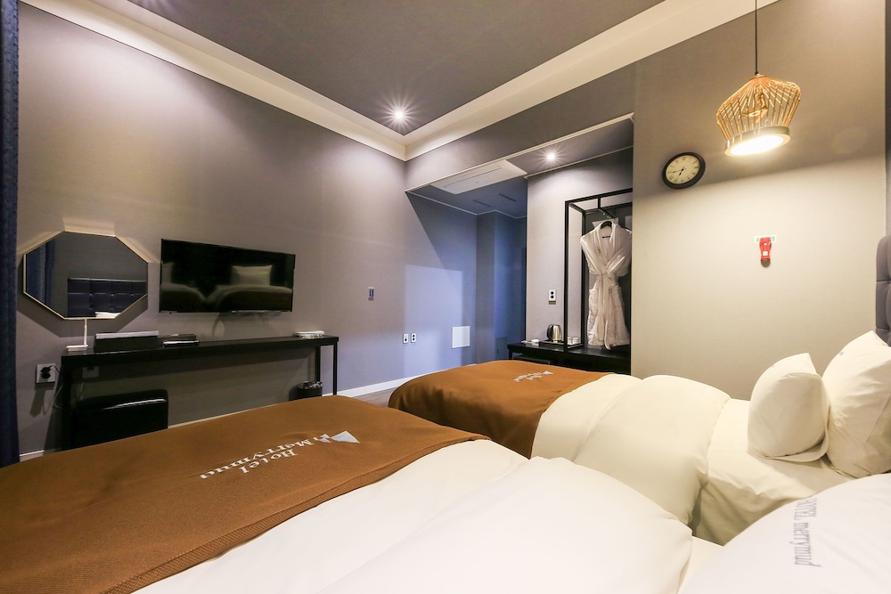 Merry Mud Hotel 12/37