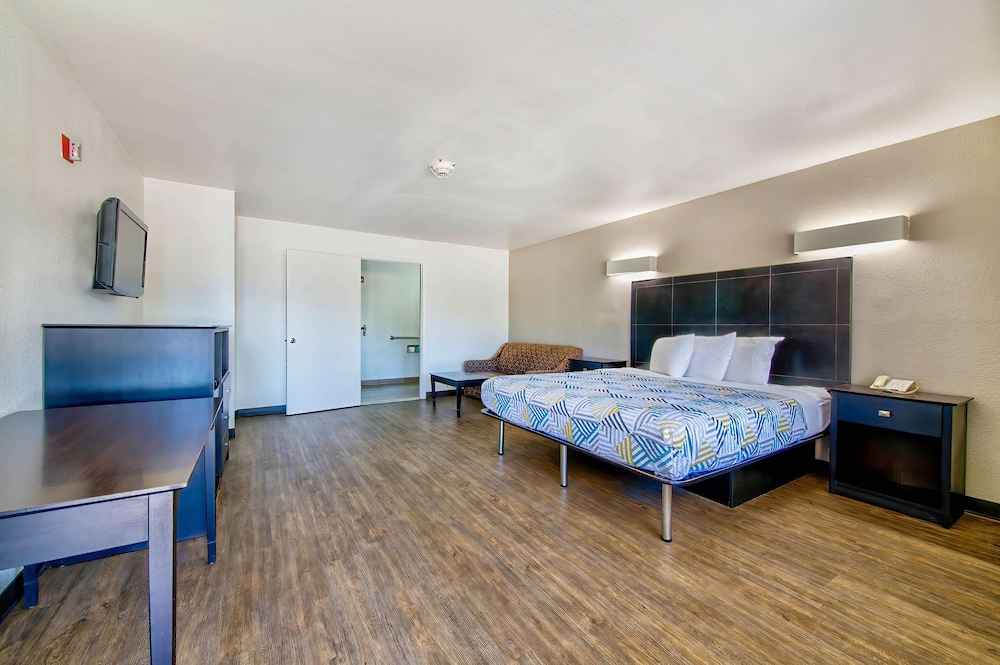 DELUXE, SUITE, KING BED, ACCESSIBLE