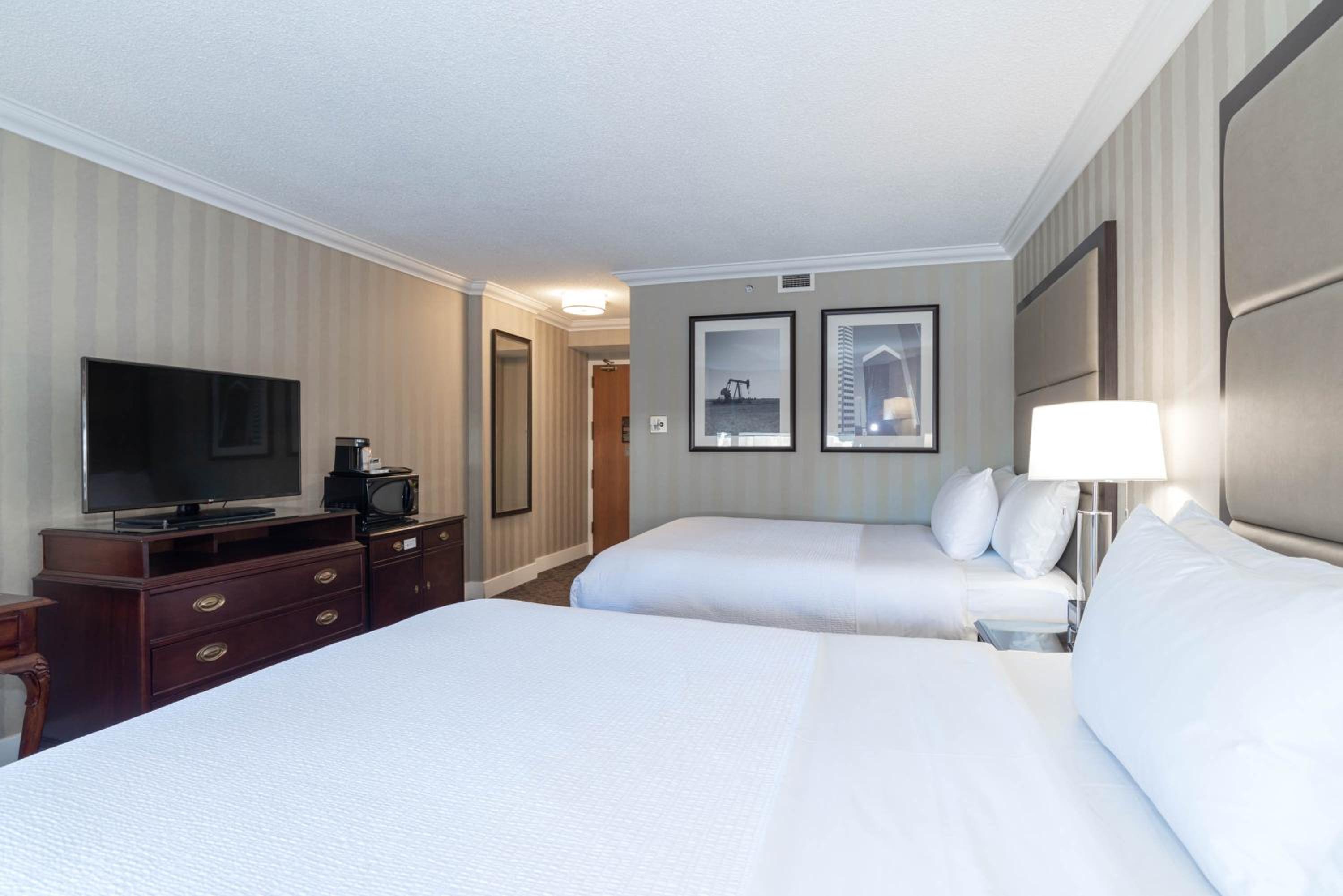 Deluxe, King Bed, 2 Queen Beds, Middle Floor