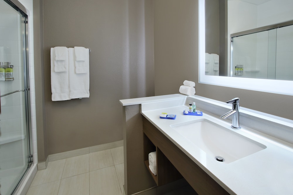 Holiday Inn Express & Suites Dallas-Frisco NW Toyota Stdm 48/52