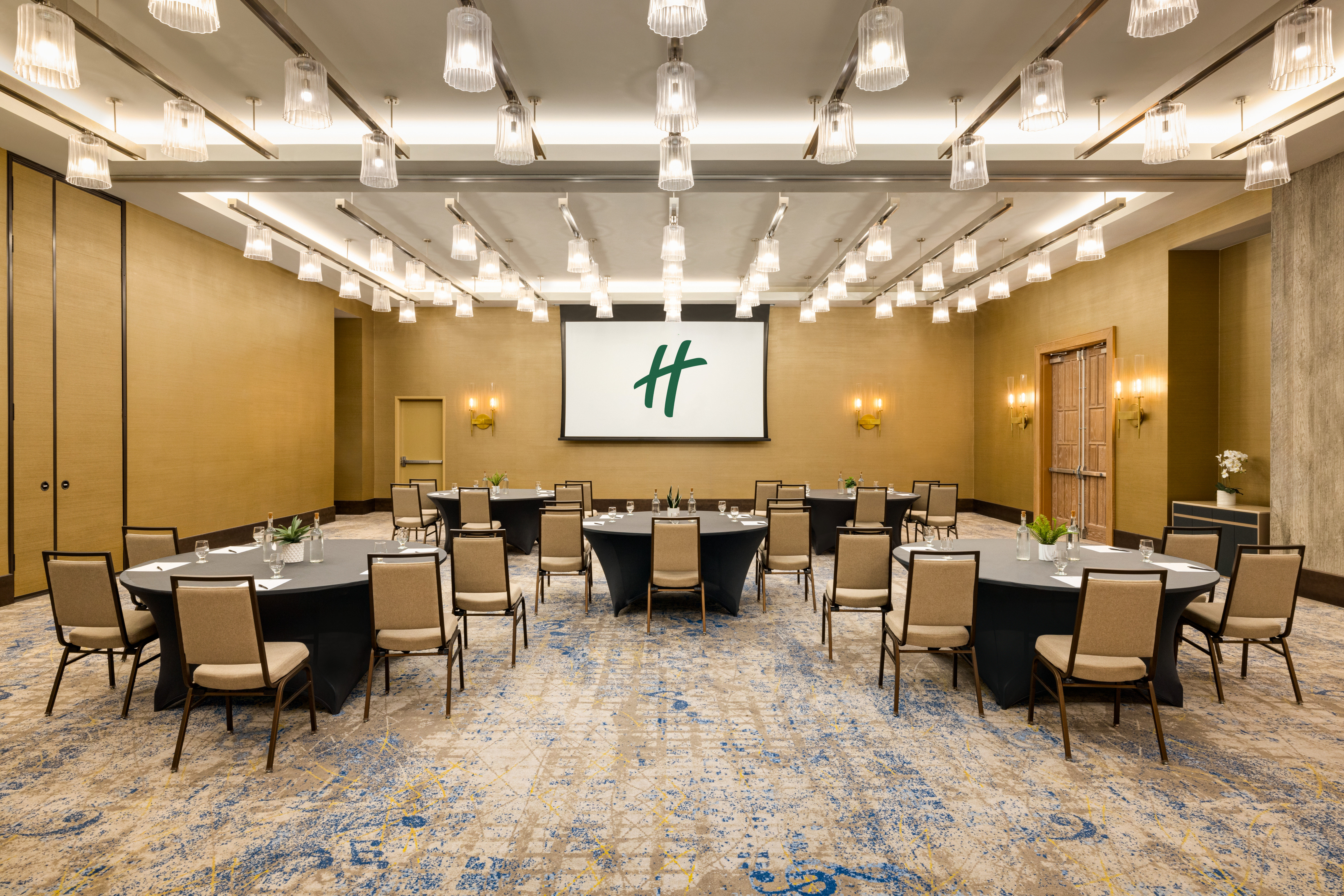 Holiday Inn & Suites Nashville Downtown Broadway 71/82