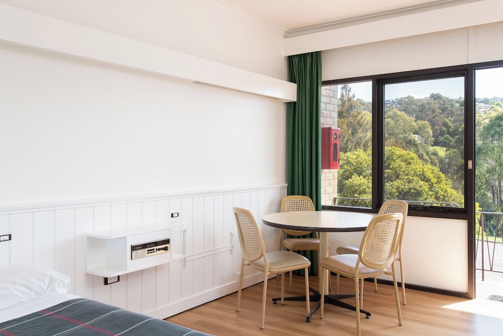 Village Family Motor Inn 23/47