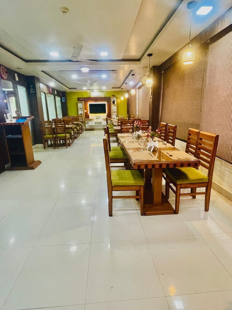 Treebo Trend Hotel Pemaling 27/35