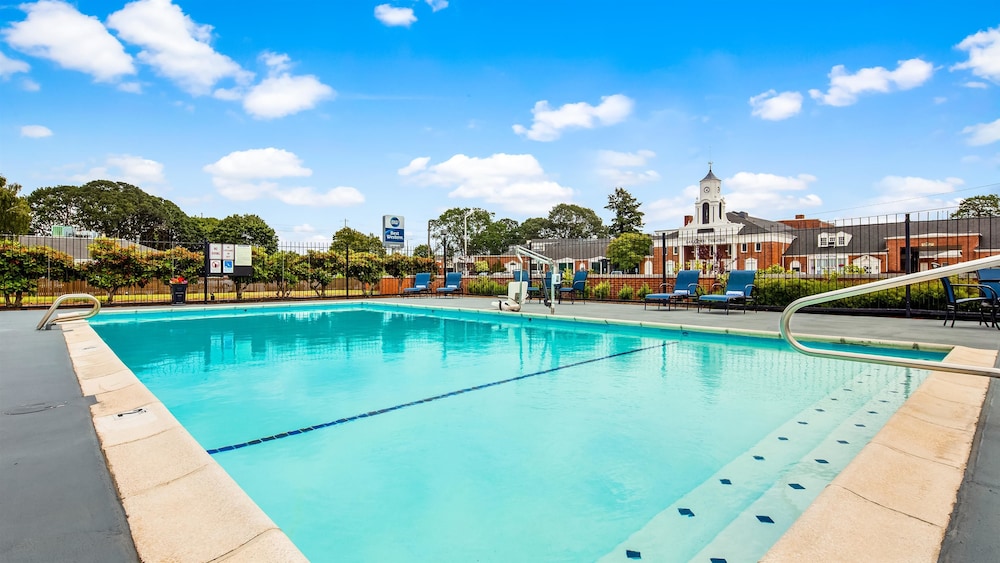 Best Western Lakewood 24/38
