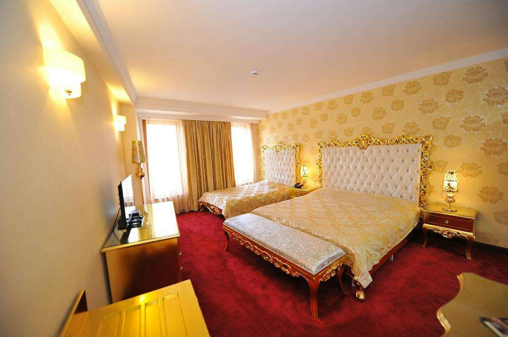 Gold Hotel 30/67