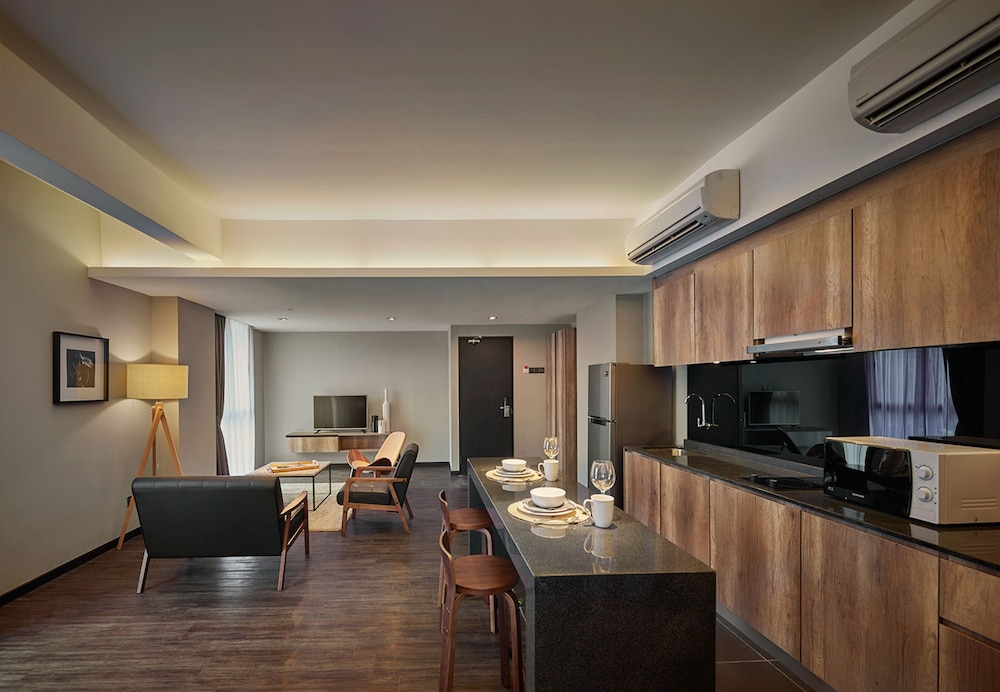 Tropics Eight Suites 45/61