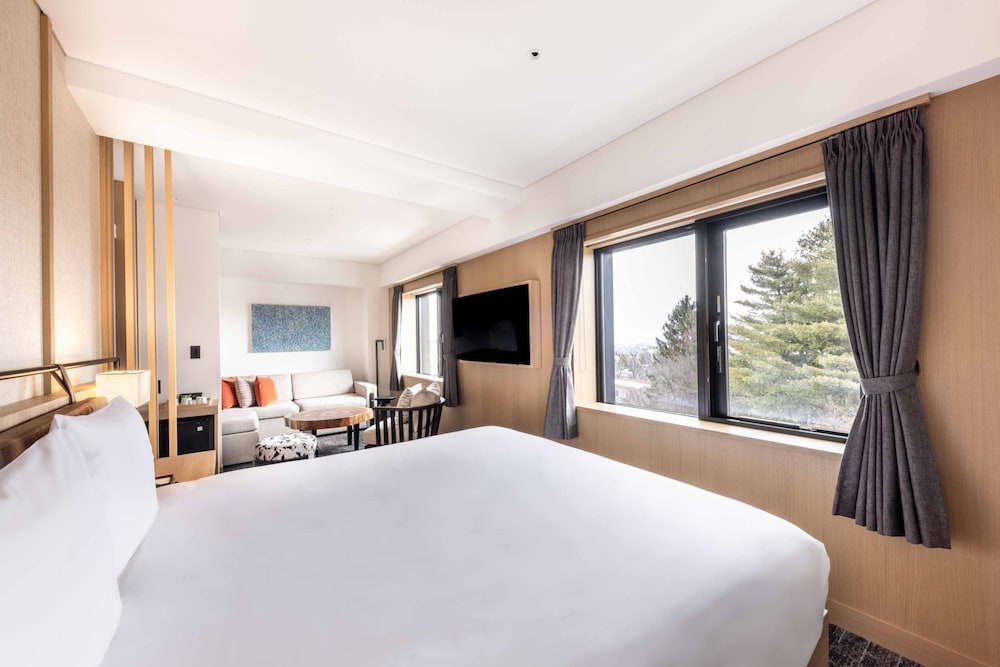 DELUXE, KING BED, SOFA