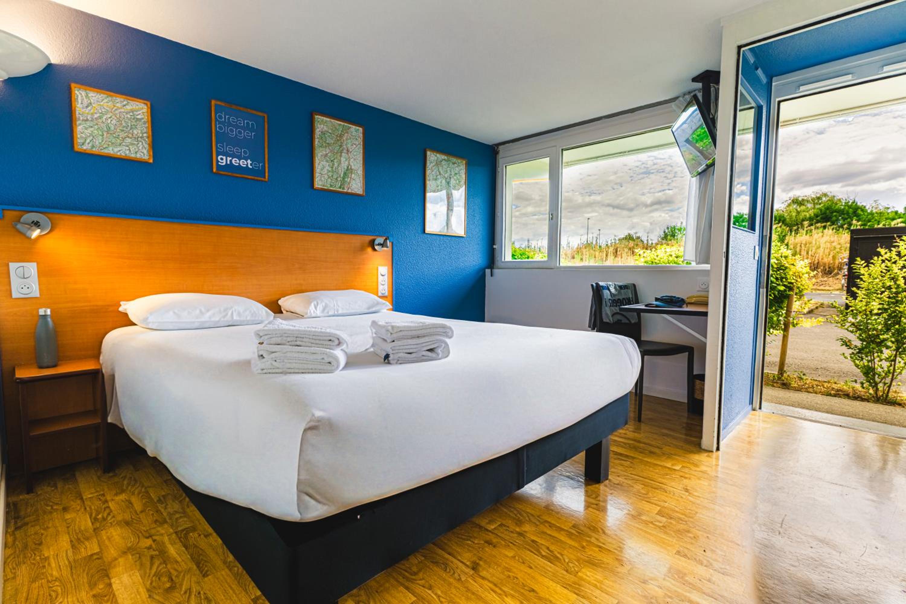 Pop, Family, 1 Queen and 3 Single Beds، greet Hotel Belleville en Beaujolais A6 5/10